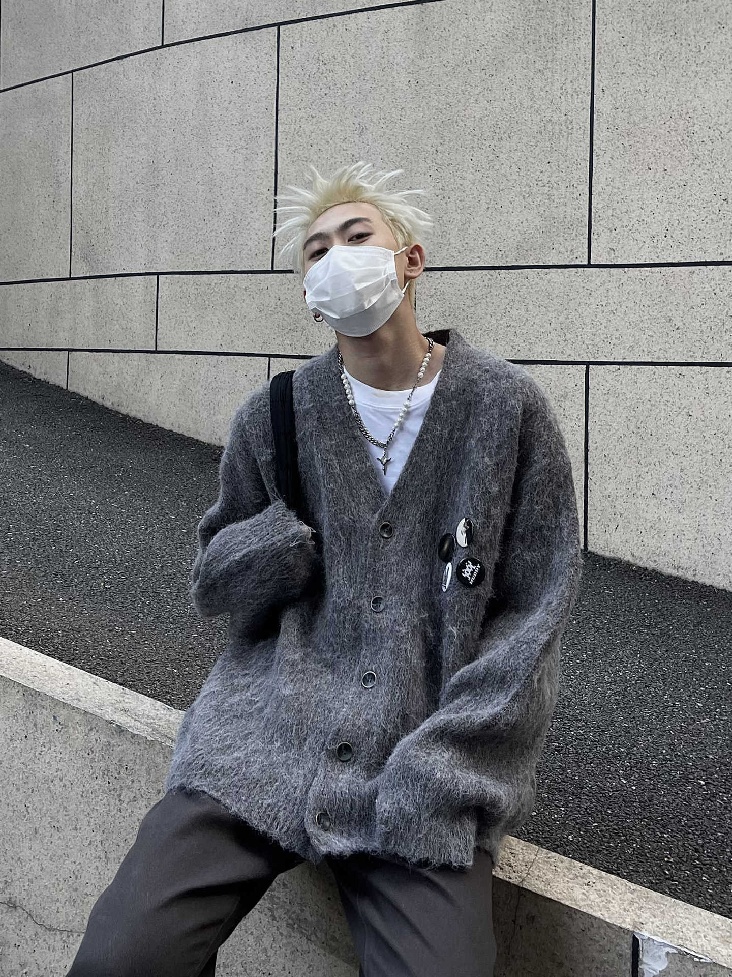 アメリカのレトロなブローチの紋章のニットの男性の怠惰な風のゆったりしている百合のカップルのカーディガンのセーターのコートの男女の潮