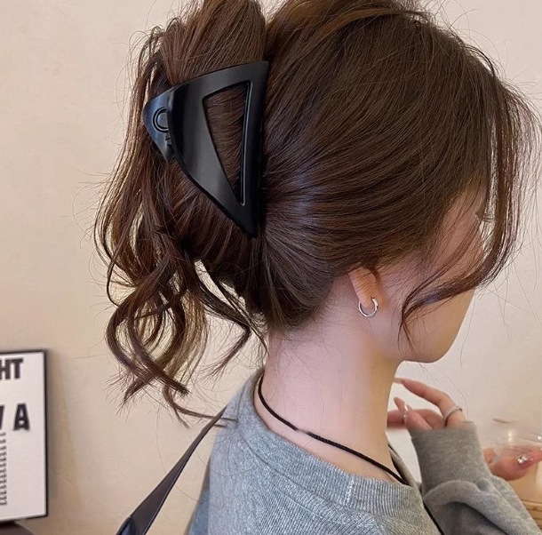 2025年新作チェック柄三角グリッパー、高級フェミニンシャーククリップ、シンプルで万能なヘアピンヘッドドレス|undefined