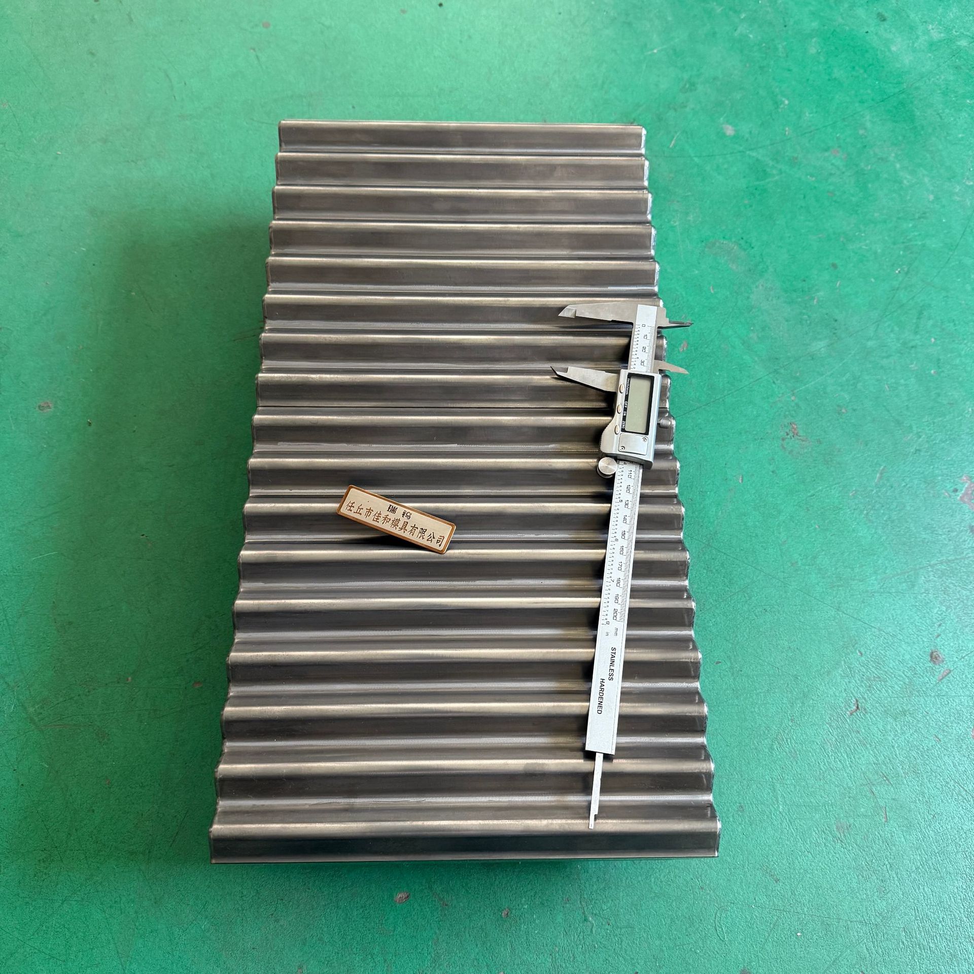 多晶硅硬质合金动静鄂板钨钢齿板碳化钨破碎机衬板钨合金静牙板