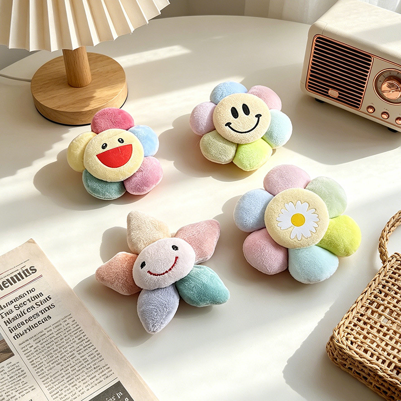 Creative plush brooch solar-powered