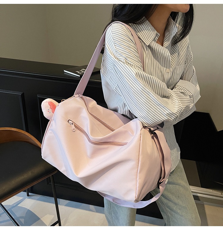 Sports yoga fitness bag 2025 new college student shoulder bag cute pendant-tipped crossbody bag popular travel bag
