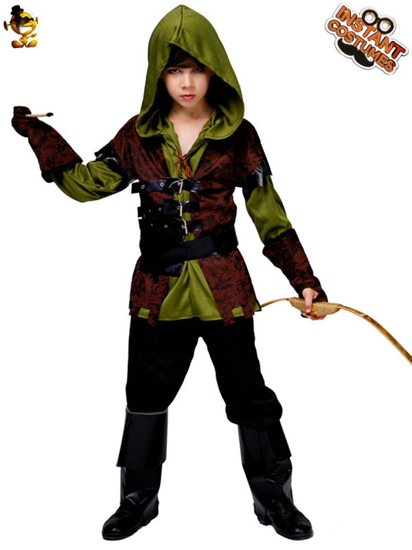 子供の男性のハロウィンの侠客は射手の服装のパーティーを盗みます。|undefined