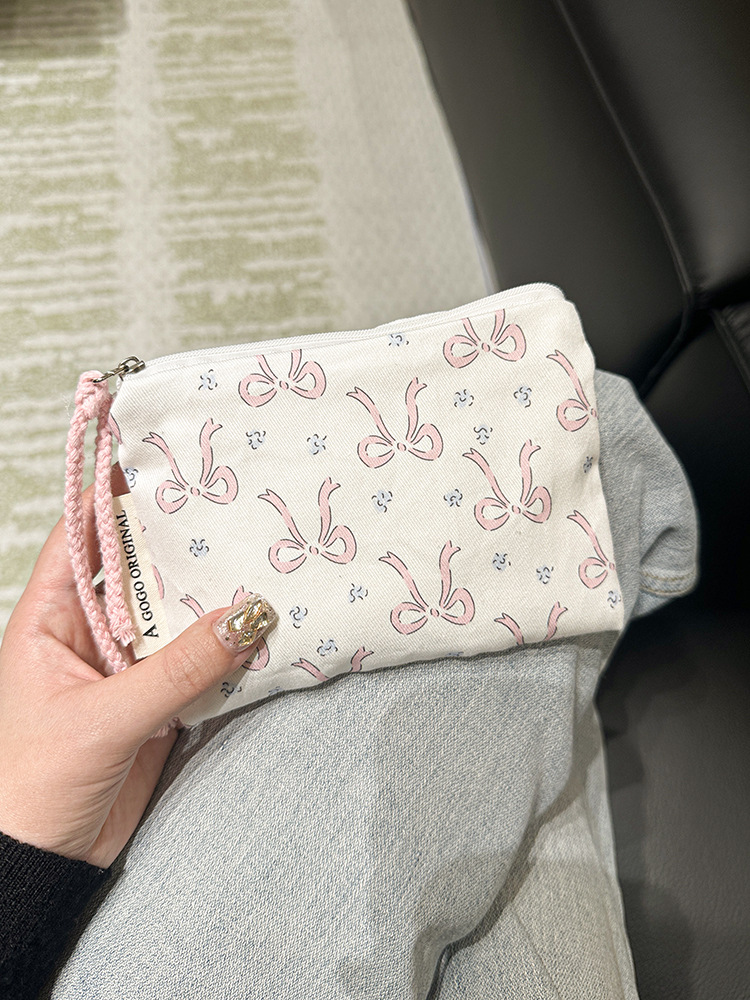 작은 크기. 흰색 배경에 작은 활