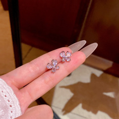 ライトラグジュアリーニッチシンプルで絶妙なジルコンバタフライイヤリング女性用韓国風甘くて多用途なイヤリング学生イヤリング