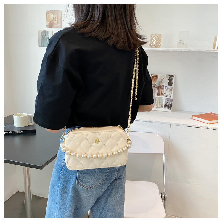 Fashion Pearl Rhomboid Embroidery Thread Shoulder Messenger Portable Bag Wholesale display picture 2