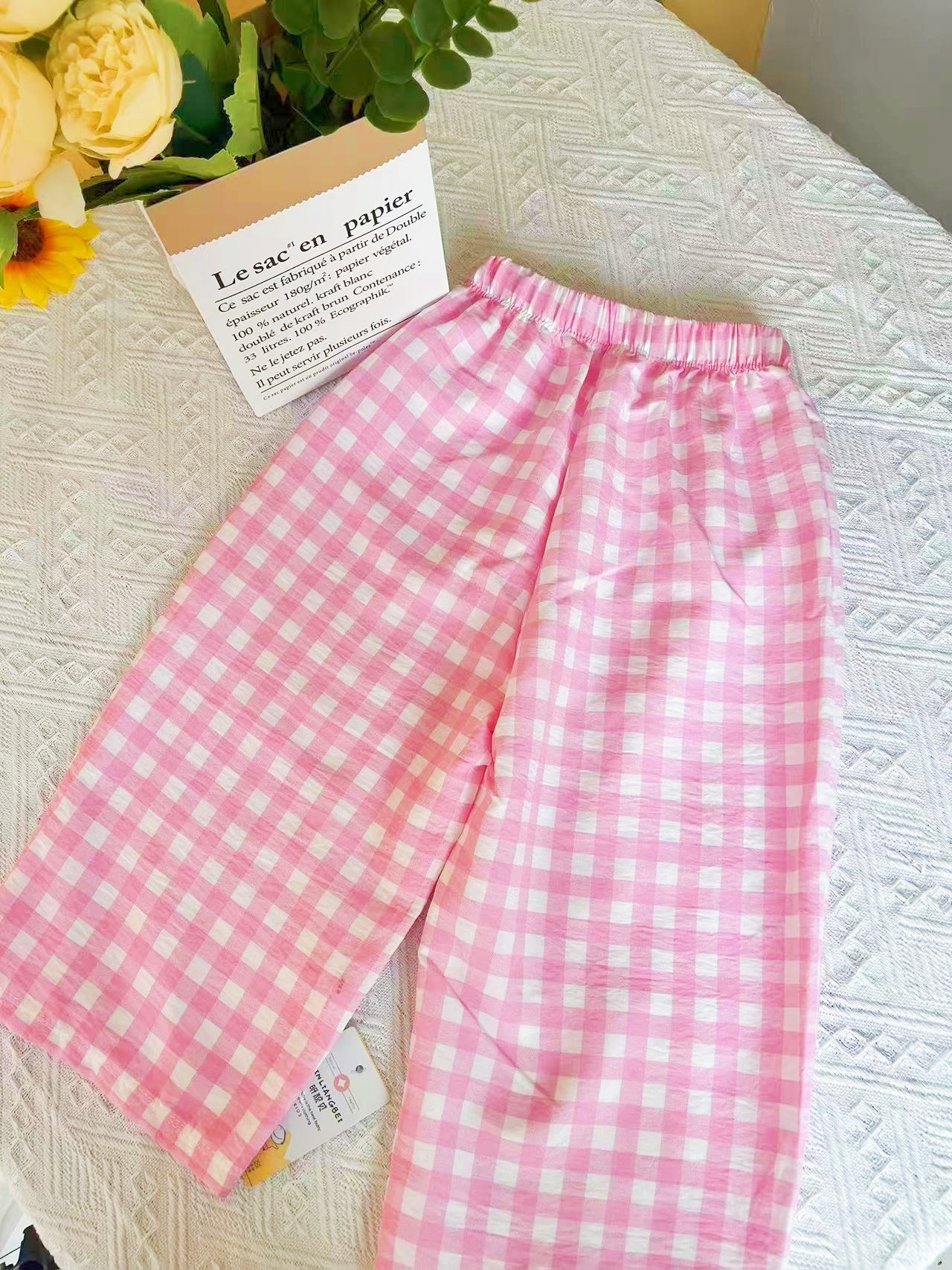 체크무늬 팬츠 슈트, 핑크 팬츠와 블랙 탑