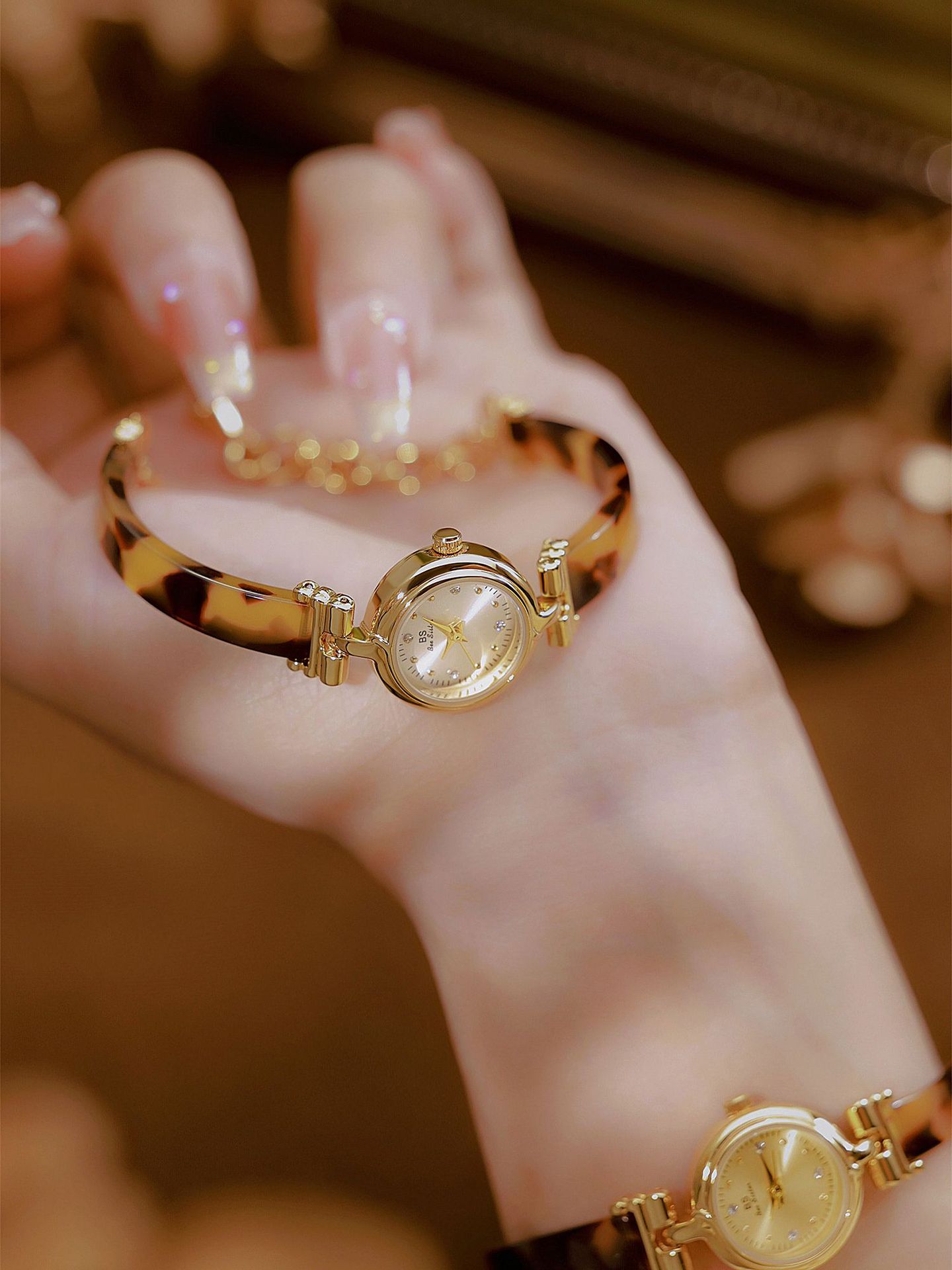 Elegant Simple Style Geometric Jewelry Buckle Quartz Watch Women's Watches display picture 5