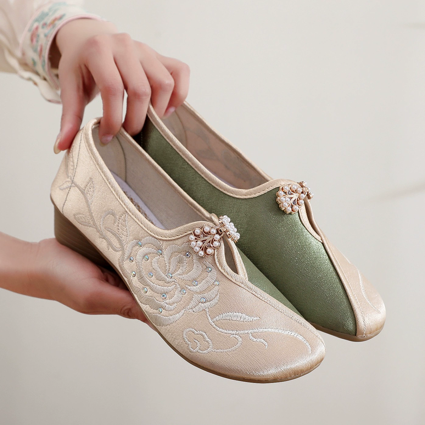 2024 новый китайский стиль вышитые тканевой туфли национальный стиль cheongsam темпераментные женские туфли ретро старые пекинские вышитые женские туфли