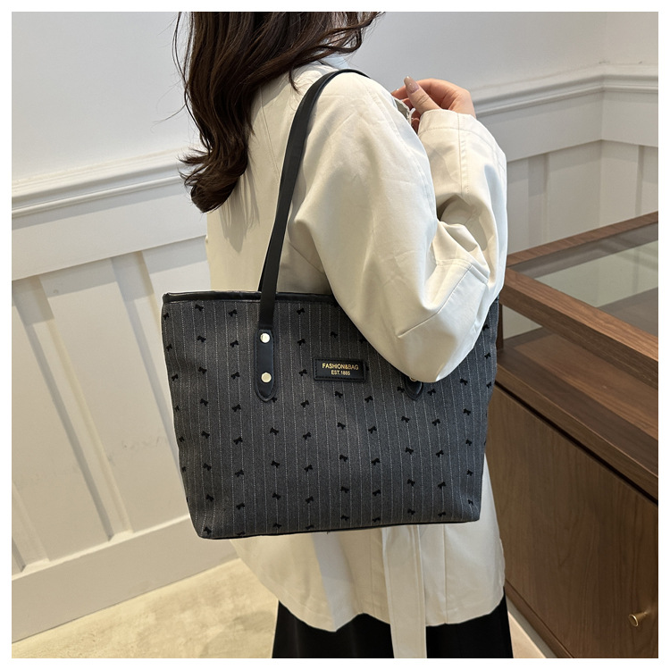 Fashionable large-capacity tote bag for women, new autumn 2024 collection, casual retro single-shoulder bag, commuter handbag, cross-border bag undefined