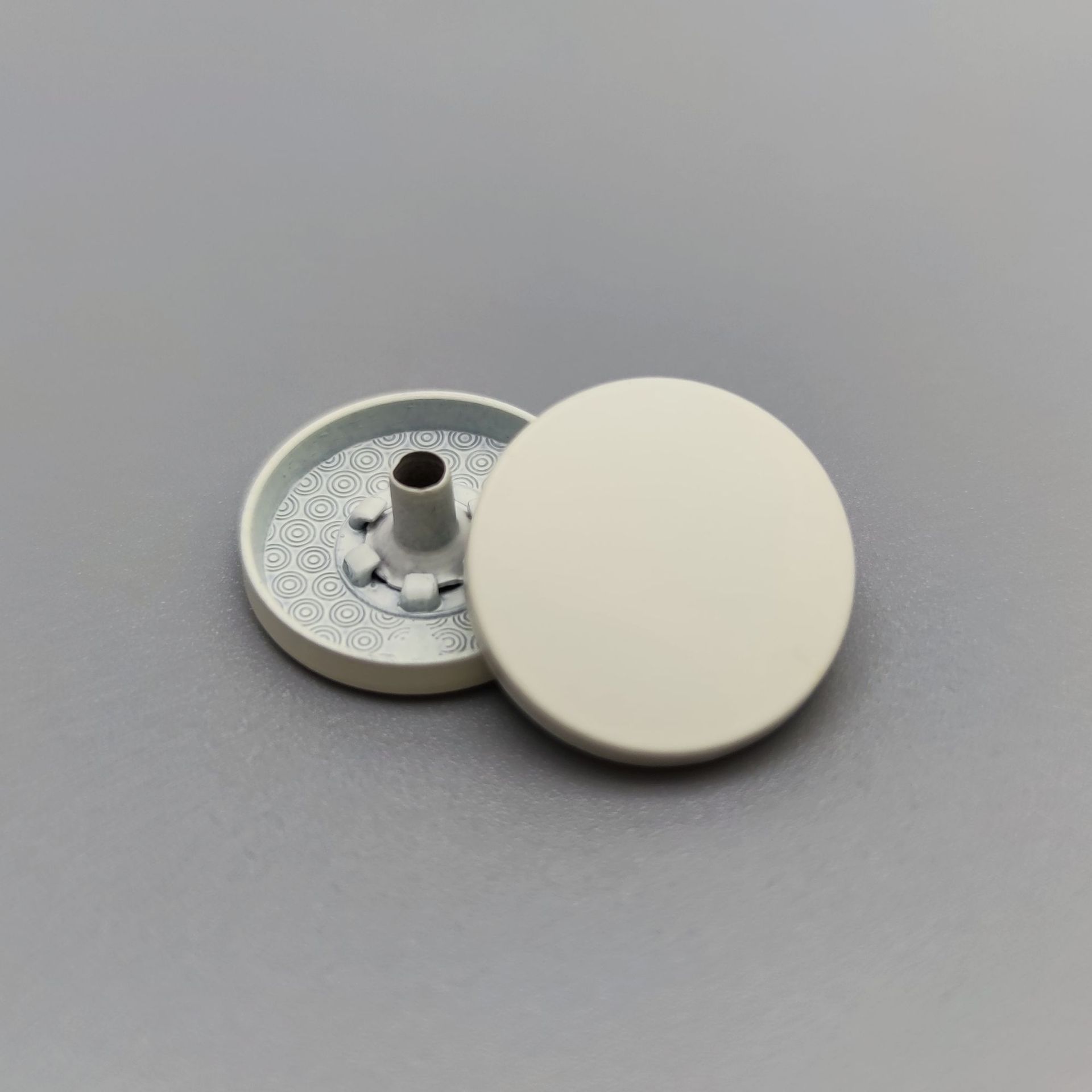 Venta al por mayor de fábrica de metal botón a presión color pintura en aerosol botón plano abrigo de algodón acolchado abajo chaqueta botón