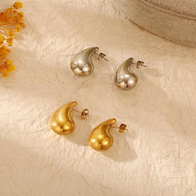 Aretes huecos de acero inoxidable de moda transfronteriza lujoso ligero temperamento femenino simple aretes de acero de titanio simple personalidad auriculares