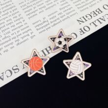 创意五角星足球篮球排球设计合金滴油胸针 学生运动徽章背包配饰