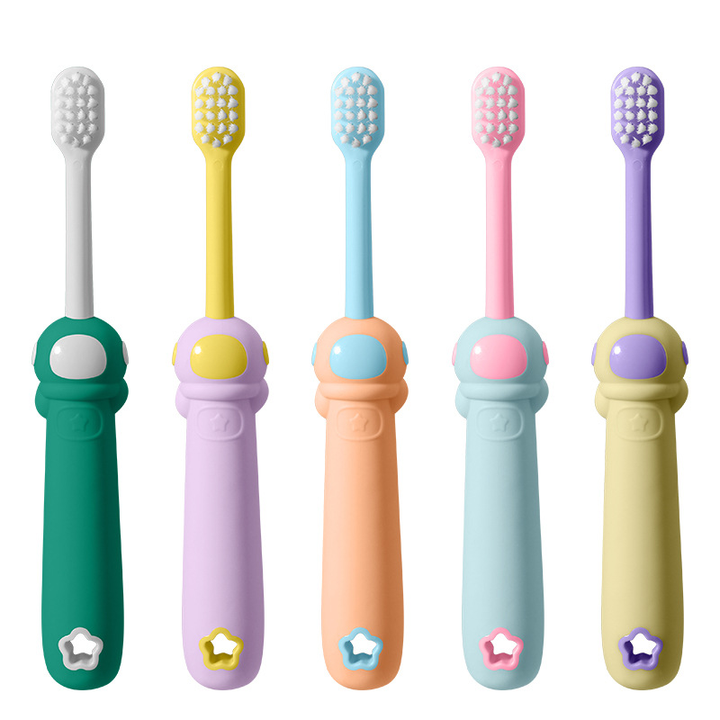 Inglés tarjeta de dibujos animados para bebés mango de injerto de cabello cepillo de dientes de cabello suave para niños cepillo de dientes de cabello suave para bebés de 1 - 6 años de edad oral
