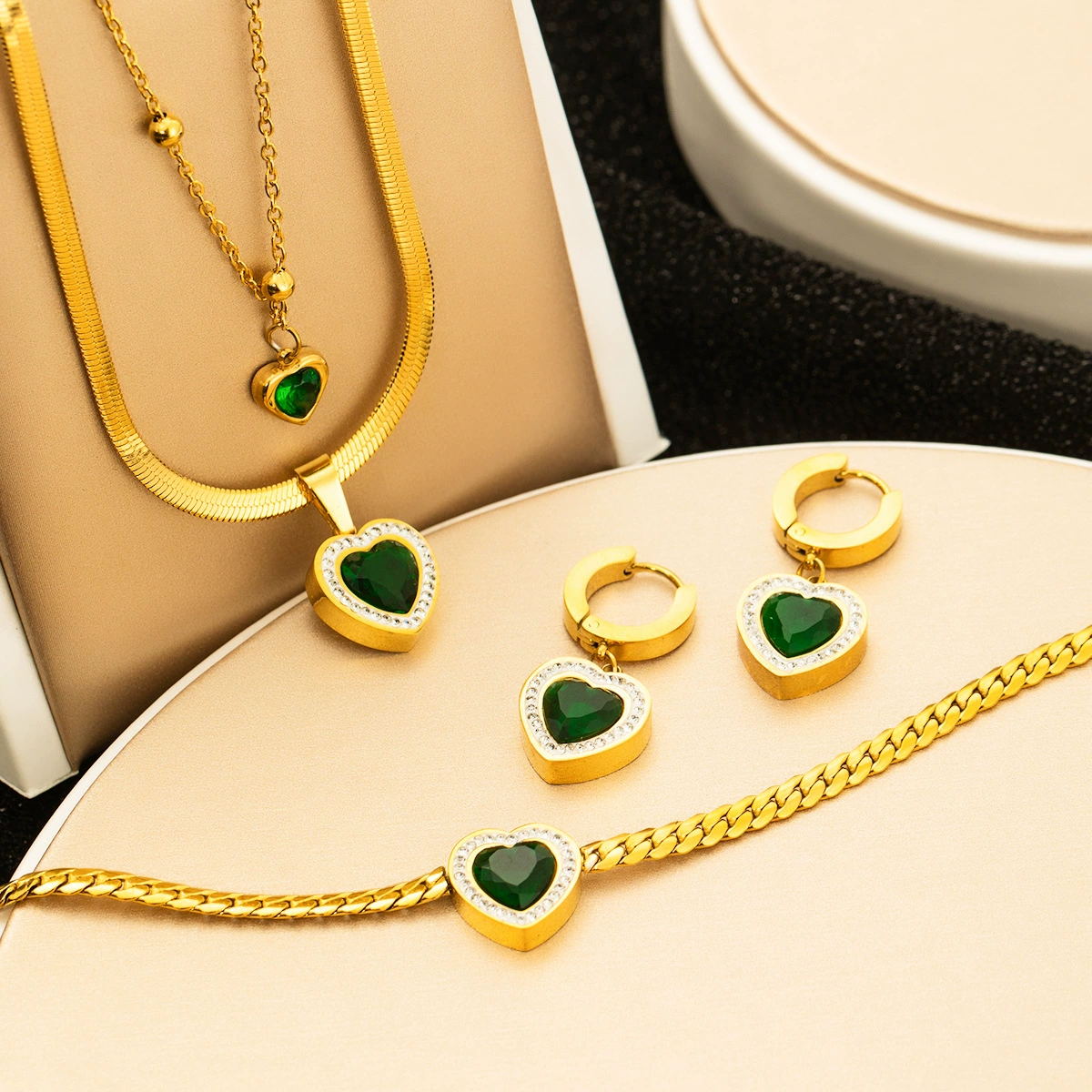 Трансграничные взрывные модные дорогие газовые позолоченные титановые стальные сердца в форме изумрудного бриллиантового ожерелья серьги три комплекта женских аксессуаров