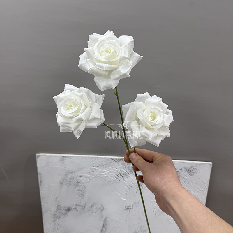 3-head curled diamond rose—white