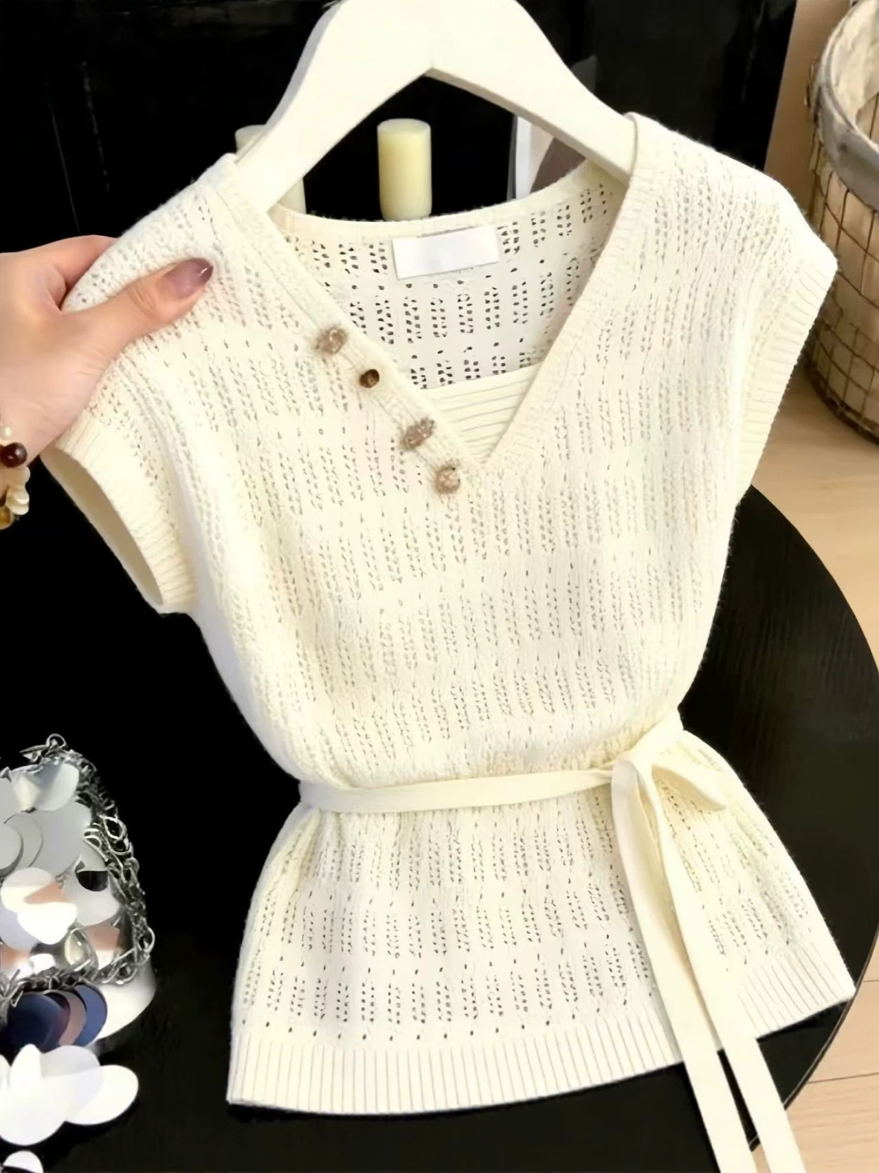 Áo thun nữ cổ chữ V phong cách Pháp, kiểu dáng ôm vừa vặn — màu mơ