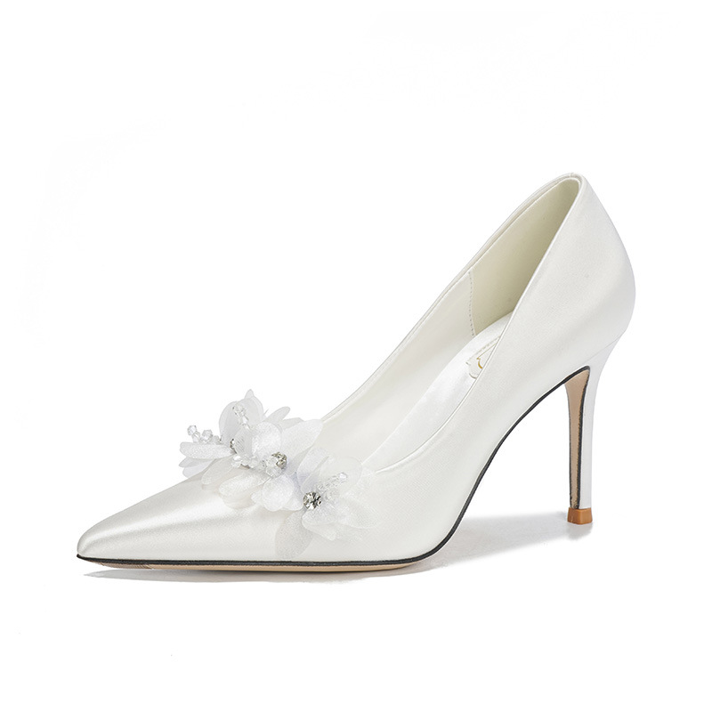 Witte satijnen bruidsschoenen met applicaties, stilettohakken, sexy hoge hakken voor bruidsmeisjes, bruidsjurk, banket_voghion.com