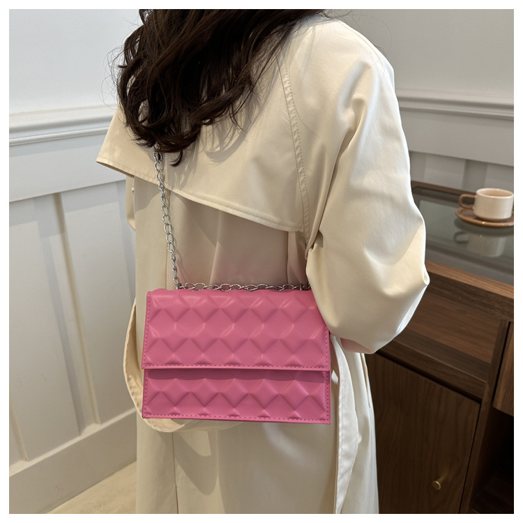 The 2024 autumn new embossed diamond-shaped single-shoulder crossbody bag with a chain design is a niche, fashionable, simple and retro small square bag undefined