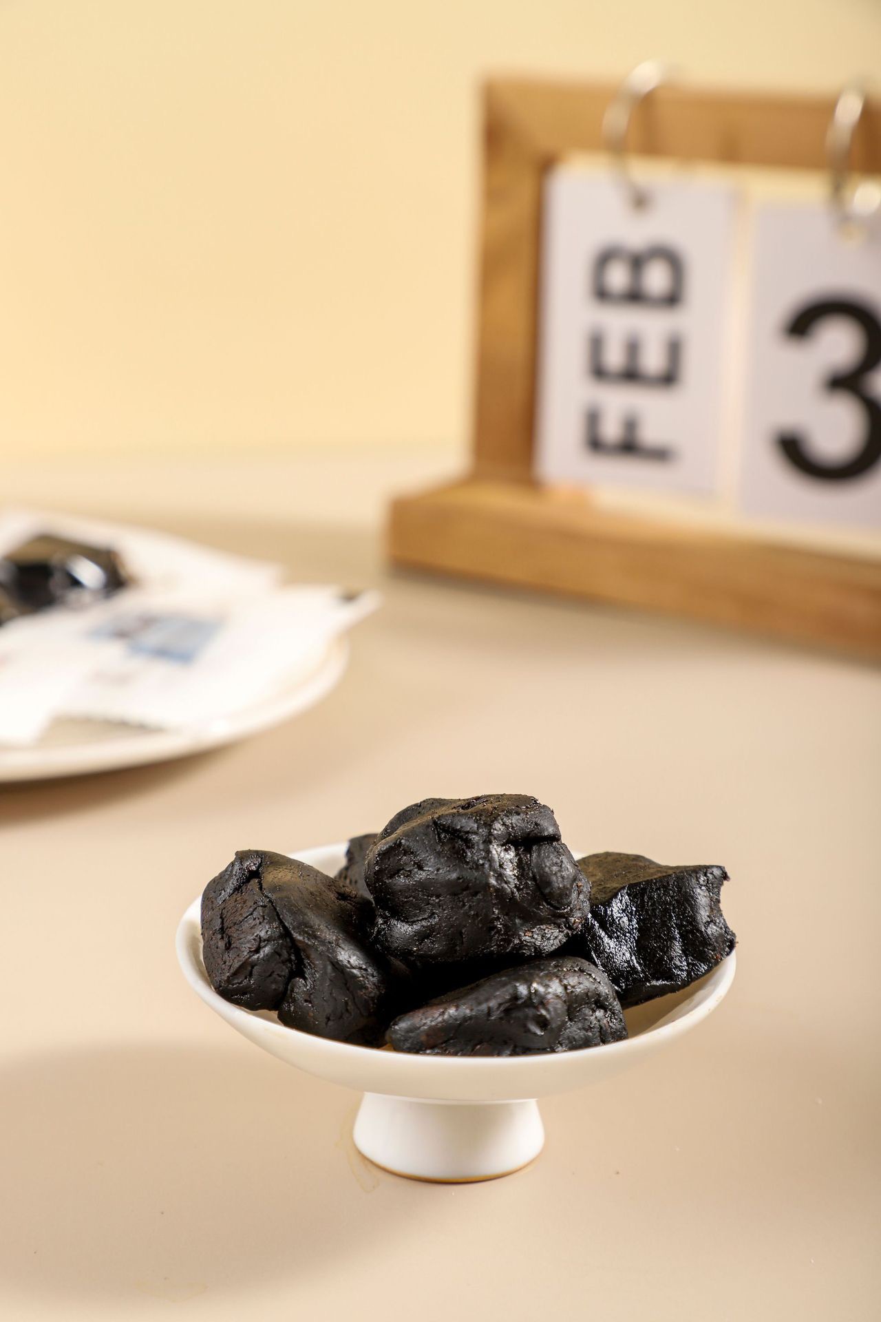 Huang Jing Bao Zao Polygonatum Wrapped Jujube Snack 100g Traditional Herbal Treat in use