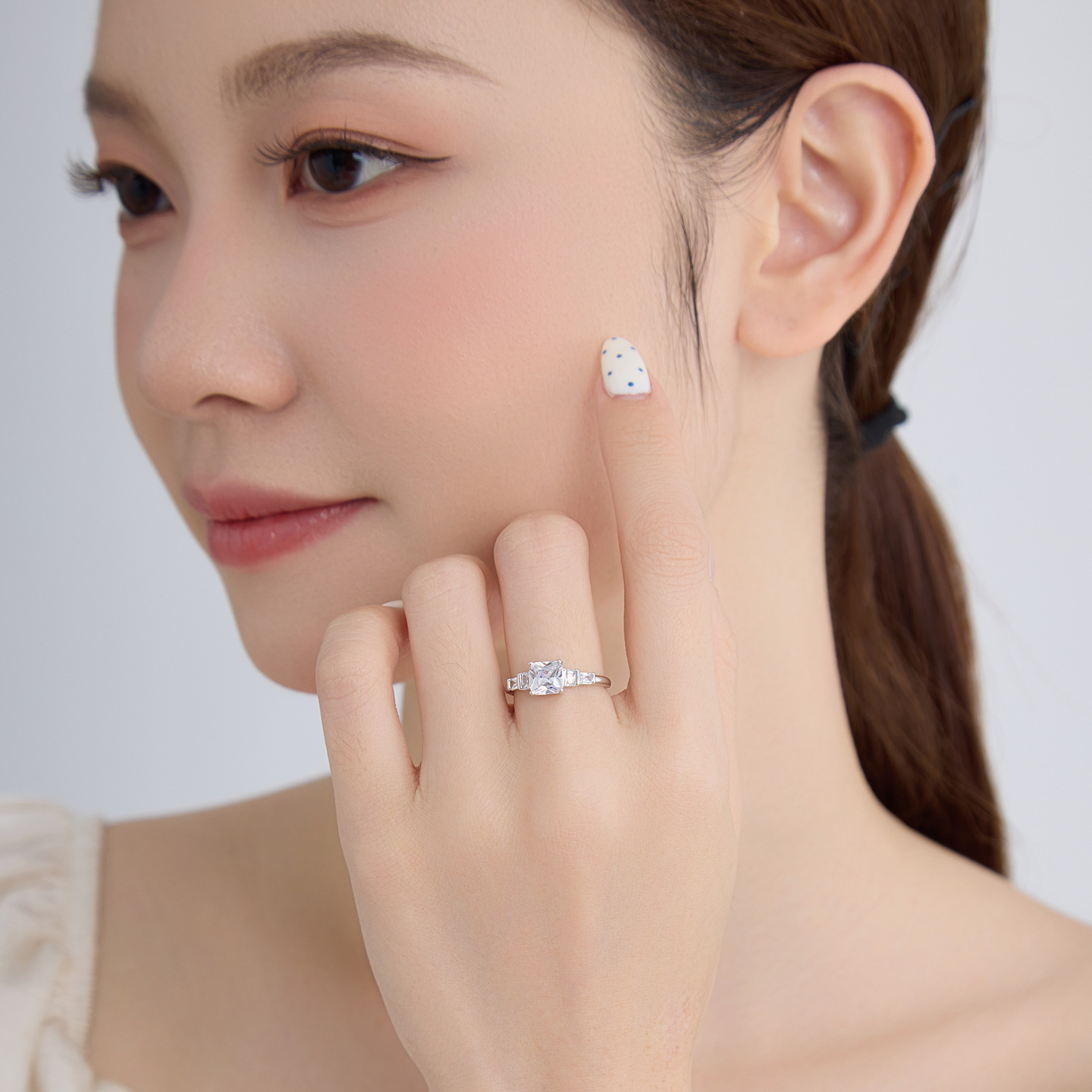 Xuping anillo de bodas de gemas artificiales cuadradas geométricas ligera aleación de cobre de lujo temperamento simple anillo de joyería