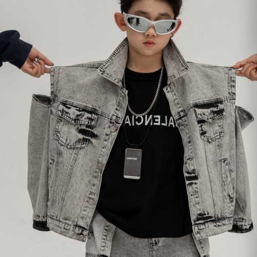 Boys' denim jacket for spring 2024, stylish children's top, casual outfit for middle-aged kids