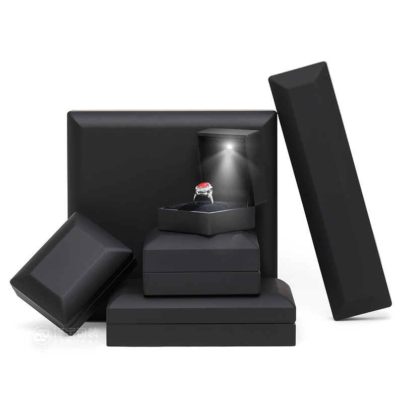 Caja de joyería LED transfronteriza con luz caja de regalo de joyería caja de anillo de alta gama caja de collar caja de embalaje colgante de alta gama