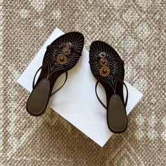 现货刺绣水钻夹趾拖鞋外穿新款女式2025夏季真皮粗跟低跟人字拖鞋