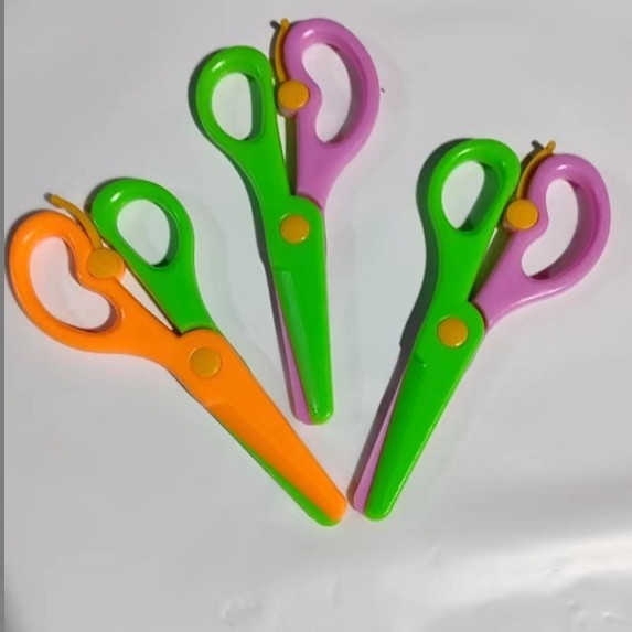 Tijeras de plástico (color aleatorio)