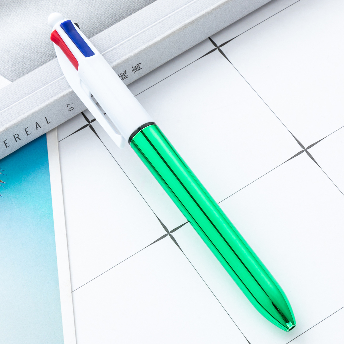 bolígrafo de bolas galvanizado UV creativo cuatro en uno de acuerdo con los pincezos de la cuenta práctica de los estudiantes clave bolígrafo de marca de regalo bolígrafo publicitario