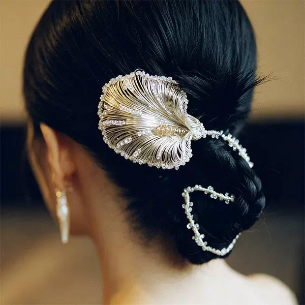 French vintage handmade tulip wire flower hair accessory with a cool and sophisticated feel, suitable for bridal makeup and styling