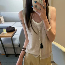2026夏季v领单排纽扣设计假两件背心T恤女修身百搭显瘦无袖针织衫