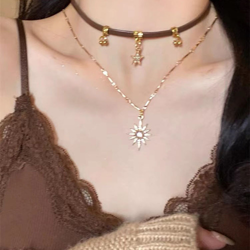 New Retro Sunflower Star Pendant Necklace Women's Light Luxury Temperament High-end Sweatshirt Sweater Chain Trendy