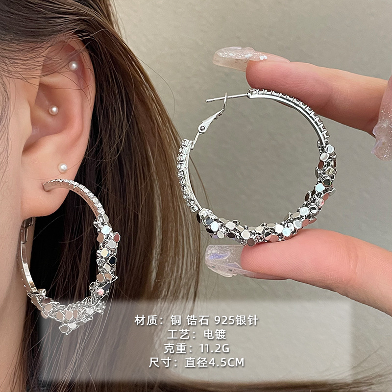 2025 nuevo estilo verano de moda anillo plateado círculo negro círculo fino temperamento europeo y americano aretes dorados de todo fósforo