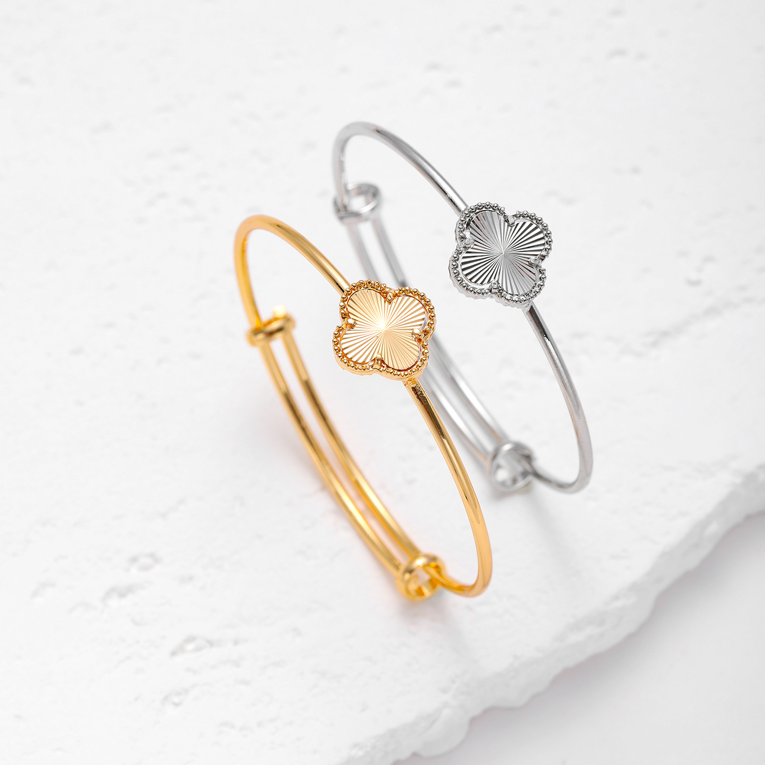 Brazalete de cuatro hojas pulsera de cobre chapado en oro flor de moda multifuncional anillo de plata ajustable fabricantes al por mayor inventario