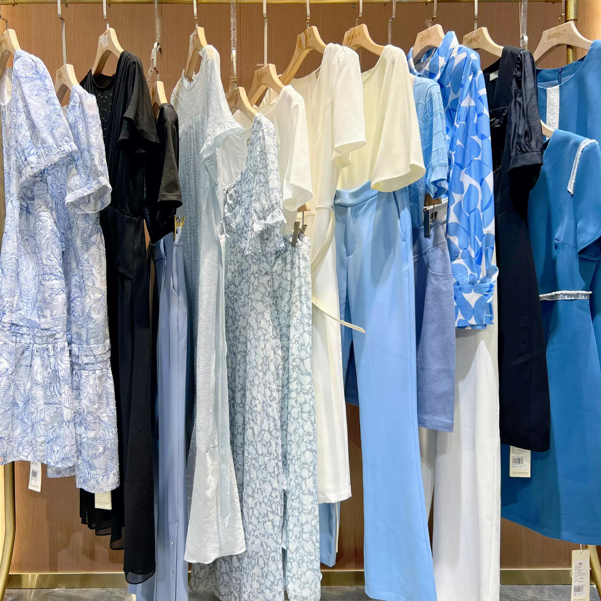 0,1 скидка от партии весенних и летних платьев