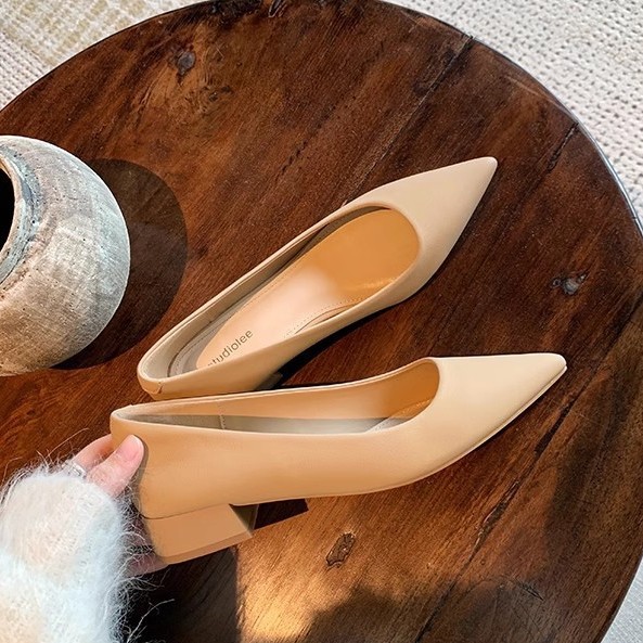 Nuevo temperamento de primavera de grapas de la madre, pequeñas puntas de cabeza, fácil viaje, simple y delgada zapatos de tacón bajo para mujeres de primavera y otoño