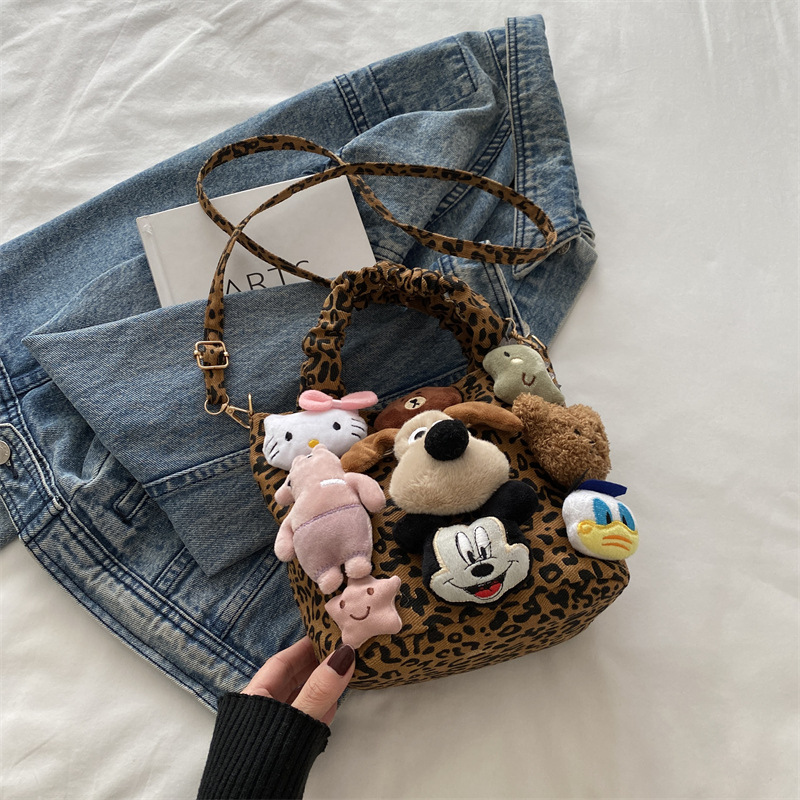 Bolso de leopardo ultra caliente nicho para mujeres 2024 nuevo estilo de invierno popular versátil bolso de mochila casual bolso de cubo