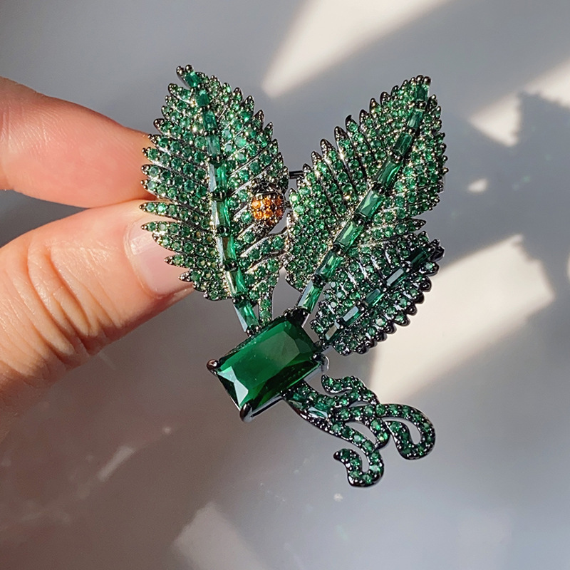 Kolumbianische Smaragdblatt-Schmetterlingsbrosche_voghion.com