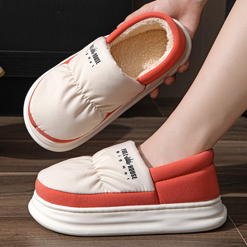 Nuevas zapatillas gruesas de algodón de invierno 2024 con tacón para hombres, parejas, ropa interior cálida para exteriores, zapatos de algodón para mujeres