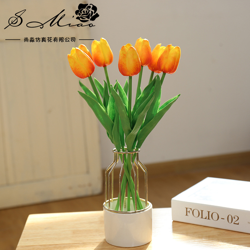 Fábrica de suministro directo planta Flor de seda artificial planta verde Venta caliente popular corto PU Tulipán decoración creativa flor sensación de la mano