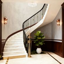 欧式轻奢弧形楼梯黑金色铁艺雕花镶嵌孔雀石别墅复式楼农村自建房