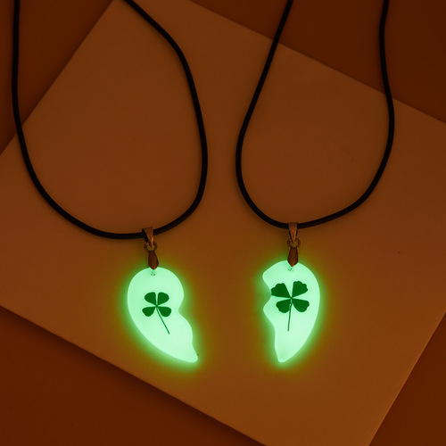 European and American cross-border best-selling glow-in-the-dark four-leaf clover necklace, love-themed matching couple's necklace, stylish dried flower necklace set