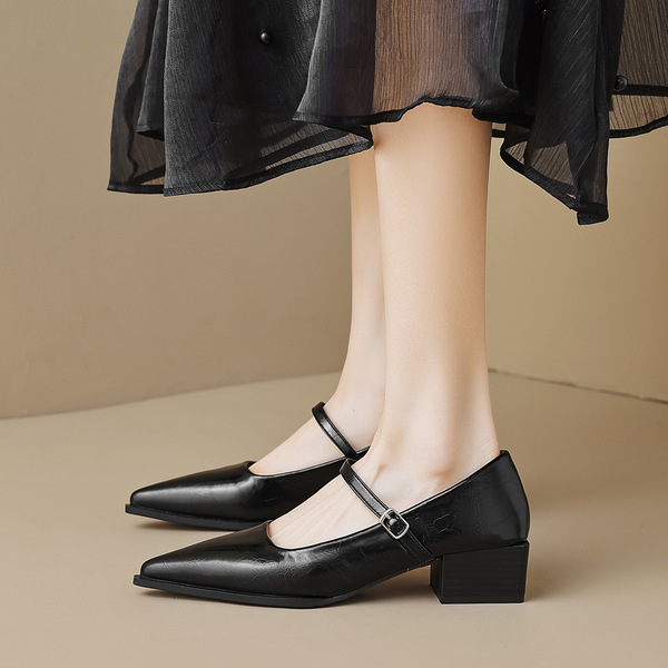 Elegant high heels with a strap pointed-toe