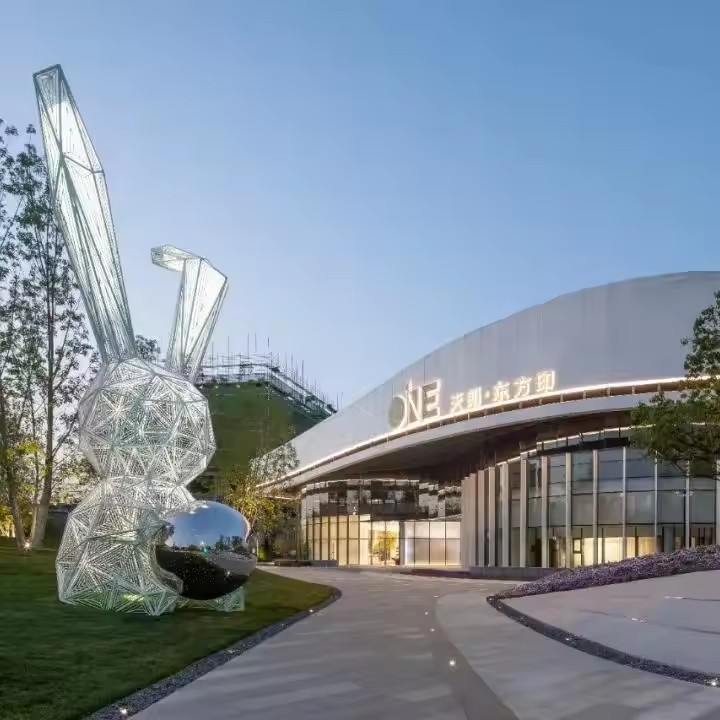 Полая скульптура из нержавеющей стали