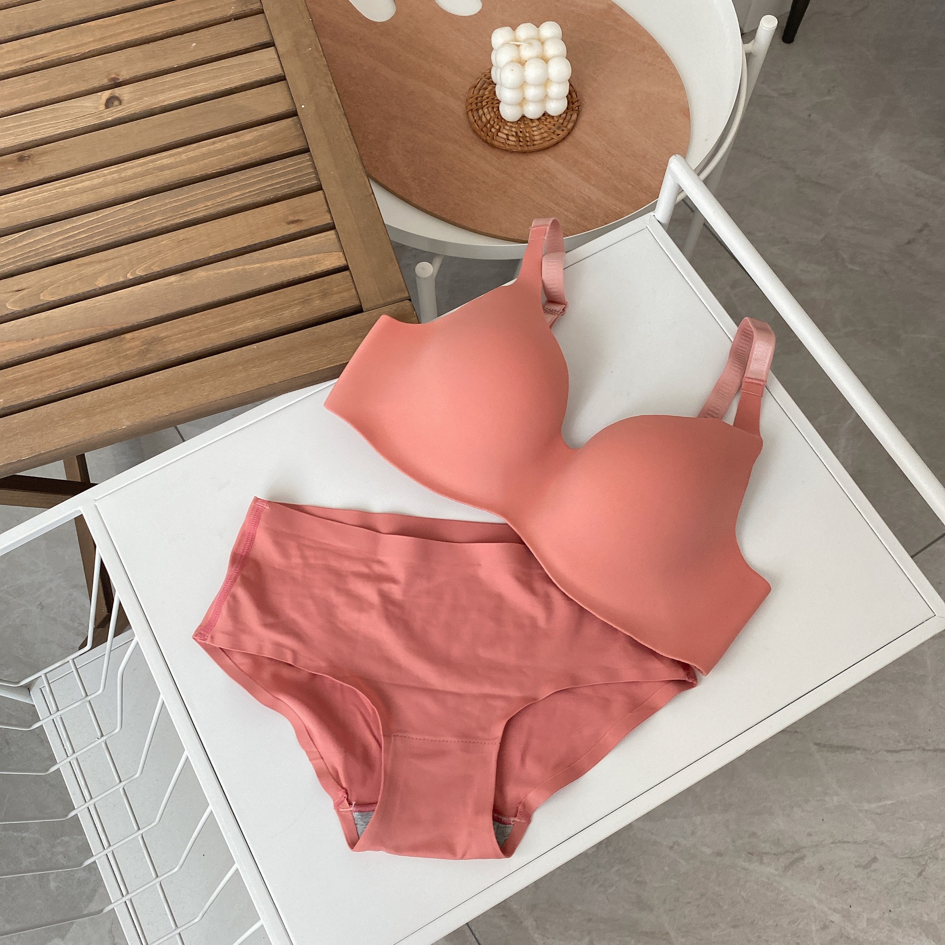 Nuevo producto de verano, una pieza de seda de hielo, ropa interior sin costuras, sujetador cómodo y transpirable para niña, sujetador sexy