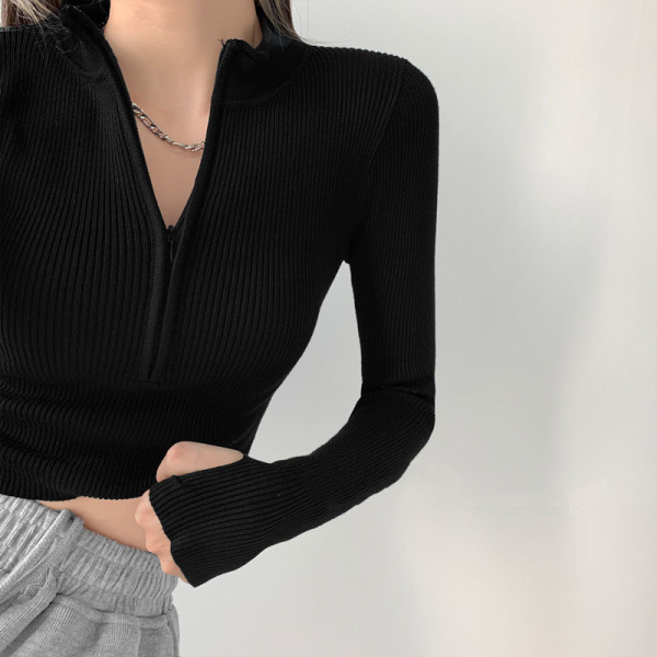 Knitted sweater with zipper