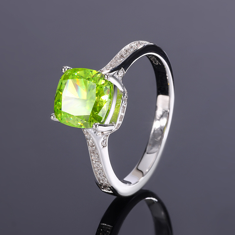 Zhuang Sheng joyería nueva S925 plata Diamante de alto carbono verde oliva diamante cuadrado elegante luz lujo anillo principal femenino piedra 8*8
