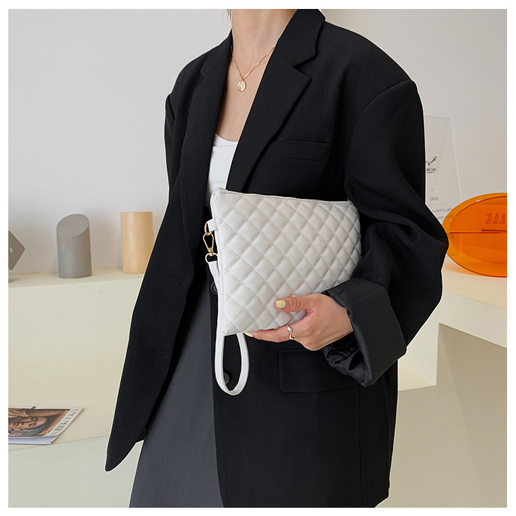 Retro Solid Color Texture Clutch Bag Simple Rhombic Soft Face Envelope Small Square Bag display picture 1