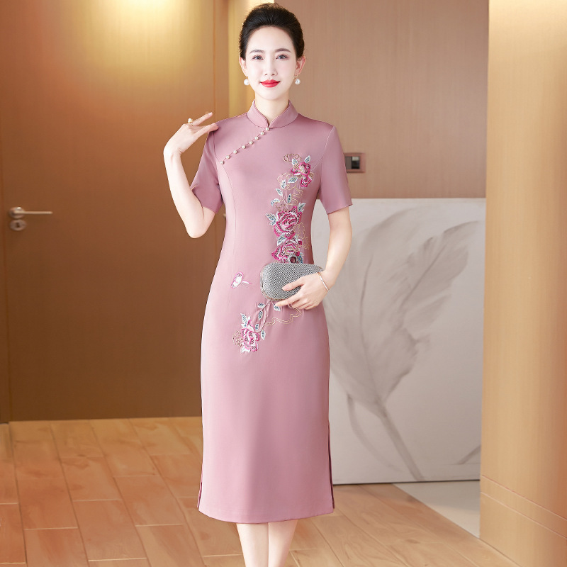 26-Year-Old Brand's New Summer Slim-Fit Improved Version of the Qipao for Mothers, Featuring Exquisite Embroidery, Fashionable and Elegant Dress