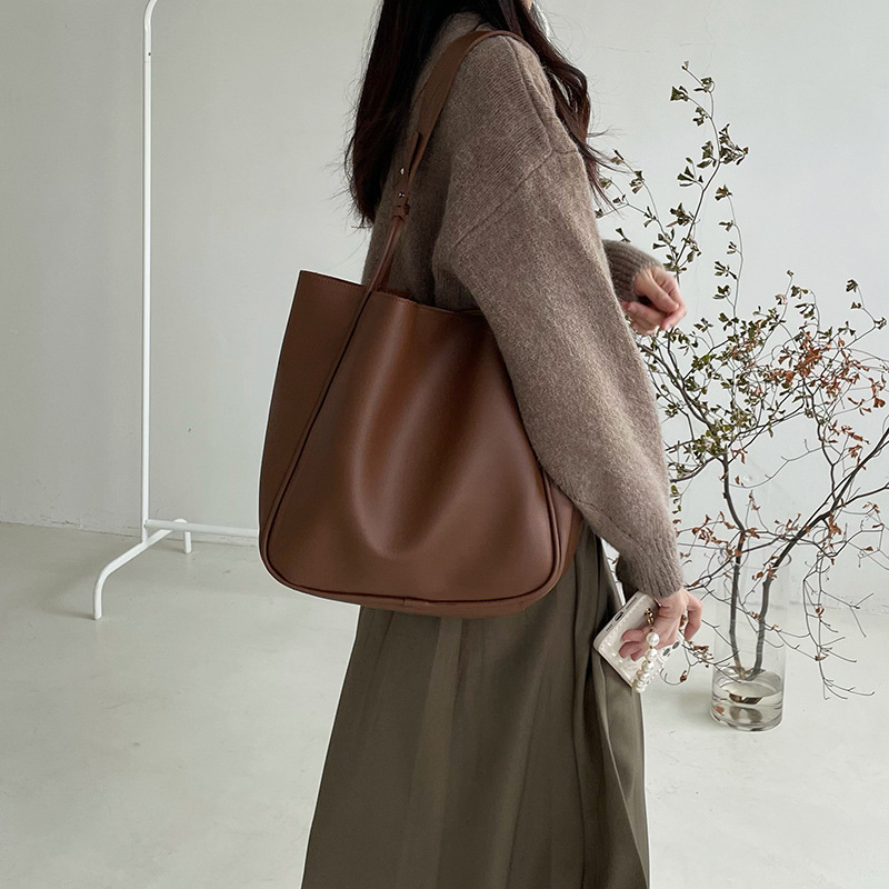 Darong women's bag 2023 new fashionable retro work commuter tote bag, niche single shoulder armpit bag versatile_voghion.com